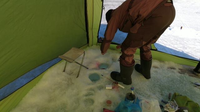 ВОТ ЭТО МЫ НАРВАЛИСЬ. Весенняя рыбалка последний лёд. Весенний жор рыбы. смотреть онлайн