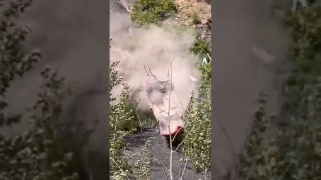 Машины сбрасывают с обрыва