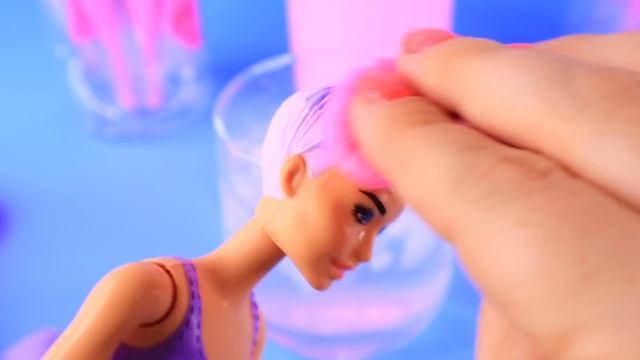 НОВЫЕ СЮРПРИЗ КУКЛЫ БАРБИ - МЕНЯЕТ ЦВЕТ! BARBIE COLOR REVEAL SURPRISE DOLL Зимняя Новинка смотреть онлайн