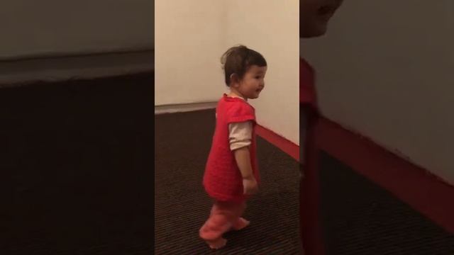 танец двух летней девочки/dance of two years old girl смотреть онлайн
