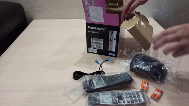 Распаковка — Беспроводной телефон Panasonic KX-TG2512RU2 смотреть онлайн