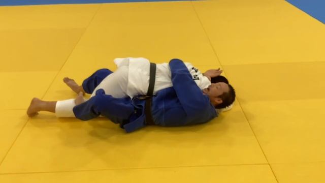 JROADSPIRIT 【肩固めのポイント教えて！】〜視聴者の要望実技編⑯〜シリーズ初の寝技はうつ伏せの相手を返しての肩固め！多くの選手が使うポピュラーな技故に意外に教わっていないポイントを徹底解説 смотреть онлайн