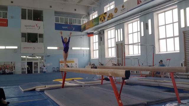 Спортивная гимнастика. Выступление на бревне юной гимнастки. смотреть онлайн