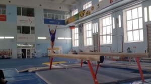 Спортивная гимнастика. Выступление на бревне юной гимнастки.