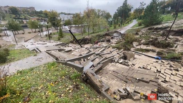 Последствия прорыва канализации в сквере Пахмутовой смотреть онлайн