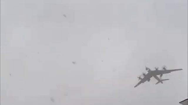 Взлёт Ту 95МС ВКС России с аэродрома Ханчжоу. смотреть онлайн
