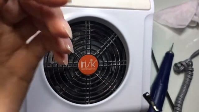 Укрепление акриловой пудрой натуральных ногтей; донаращивание сломанного ногтя на форму. смотреть онлайн