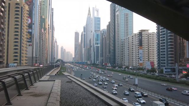07.10.2023. ОАЭ. Дубай. Вид на ул.Шейха Зайеда со станции-метро Emirates Towers смотреть онлайн