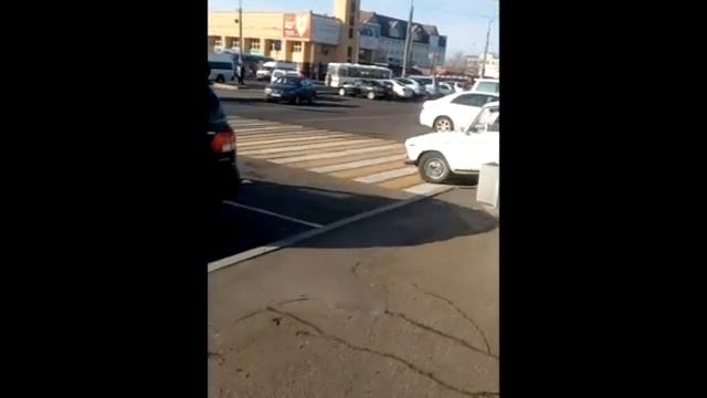 Водитель «Жигулей» развернулся через «зебру» и тротуар на вокзале в Чите смотреть онлайн