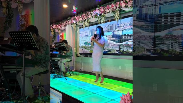 ទឹកហូរ song cover by អ្នកនាង អ៊ុនសុផល @ Udom Khmer’s restaurant Long Beach California смотреть онлайн