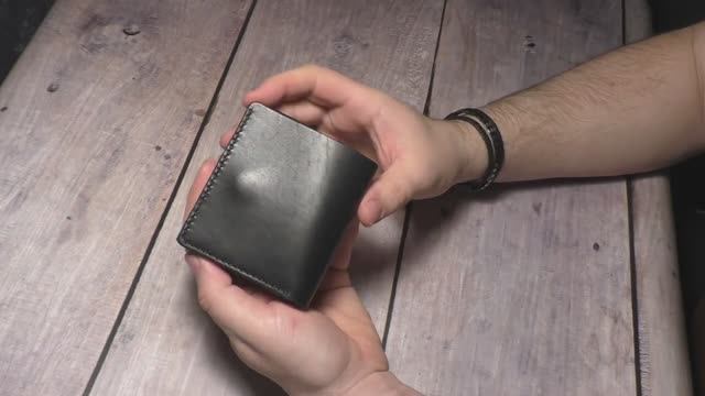 Изделия из кожи ручной работы. Бумажник смотреть онлайн