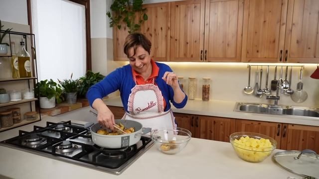 POLLO E PATATE IN PADELLA Ricetta Facile - Fatto in Casa da Benedetta смотреть онлайн