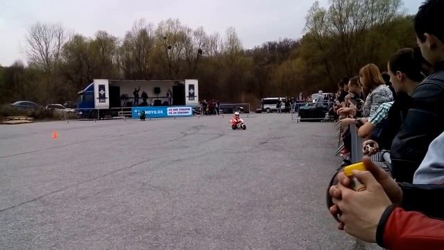 Самый маленький мотоциклист и ручки газа до упора смотреть онлайн