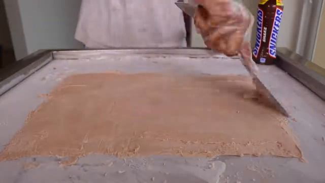 SNICKERS SHAKE ICE CREAM ROLLS - SATISFYING ASMR смотреть онлайн