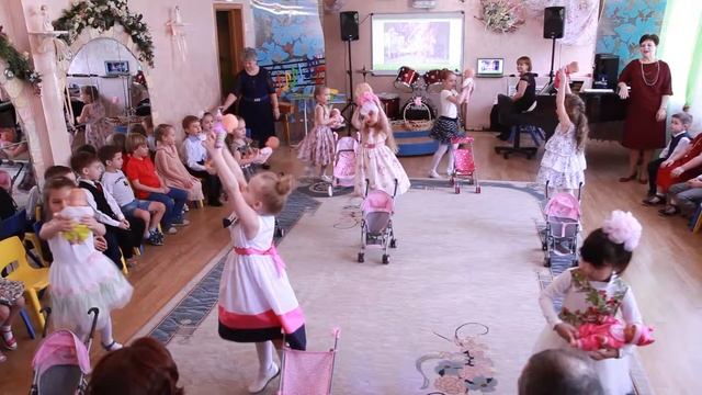 Как поздравляют 8 марта МАМ И Бабушек в детском саду смотреть онлайн