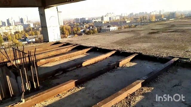 Залез с другом на крышу ЖД. Друг уронил телефон и побил стекло. смотреть онлайн