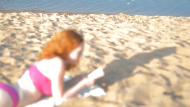 Девушка в купальнике , загорает на пляже #14