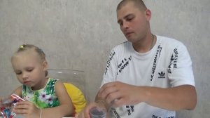 Алиса пробует Гадкие КОНФЕТЫ, вкусняшки с папой !