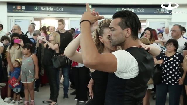Forever Tango with Orquesta Aeropuertos Argentina 2000 | Flash Mob смотреть онлайн