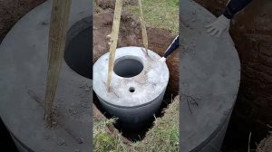 Выгребная яма из бетонных колец на участке. Строго и не дорого.