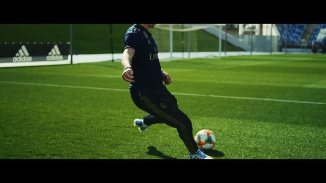Toni Kroos teaches YOU how to be a GREAT midfielder смотреть онлайн