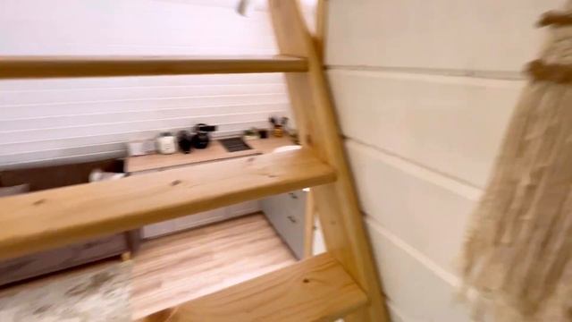 Белый А-фрейм дом глэмпинга "А у реки" смотреть онлайн