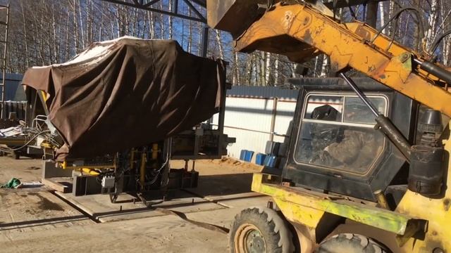 Вибропресс ЗЗБО Максимал,вес 6.5т.Устанавливаем машину на фундамент с помощью минипогрузчика.￼