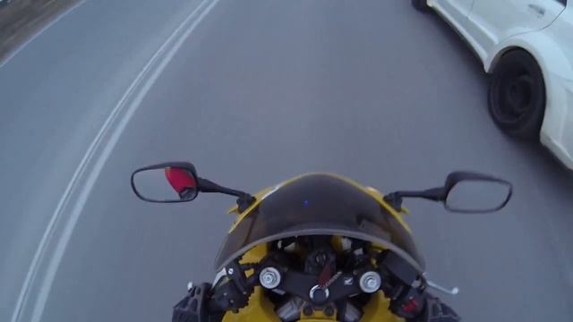 Honda cbr600f4i vs ML 6.3 AMG смотреть онлайн