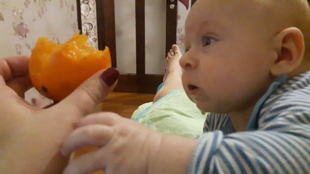 Малыш впервые пробует хурму) смотреть онлайн