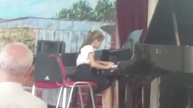 Маленькая девочка очень красиво играет на фортепиано песню гюльбоор ( еврейская песня) красота) смотреть онлайн