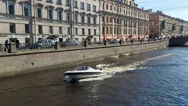 По Фонтанке мчится катерок. смотреть онлайн