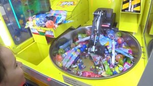 ИГРАЕМ В РАЗНЫЕ АВТОМАТЫ, ВЫИГРАЛИ МНОГО ИГРУШЕК, ПРИЗОВЫЕ АВТОМАТЫ