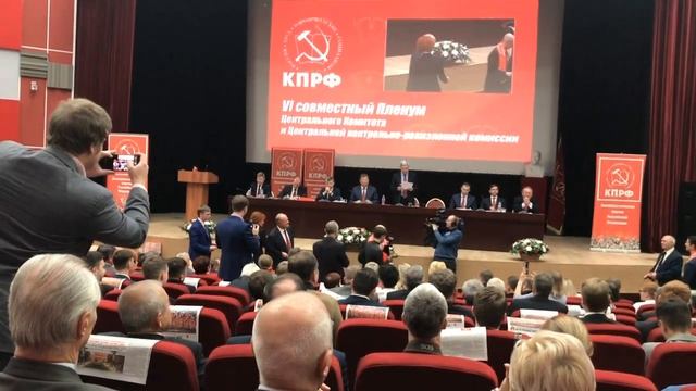 Большую группу молодёжи приняли в комсомол и КПРФ. смотреть онлайн