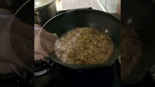 Рассольник Калья на мясном бульоне с перловкой и солеными огурцами -хит русской кухни смотреть онлайн