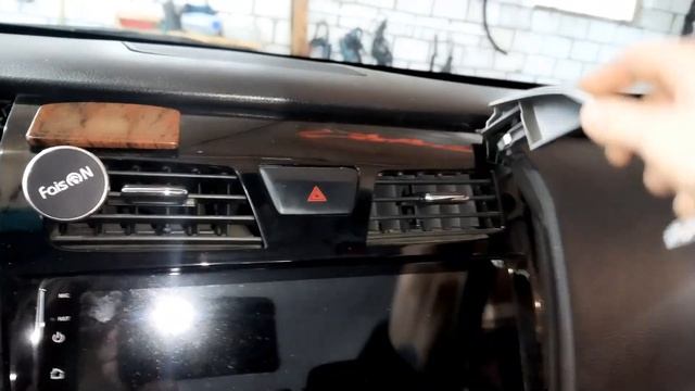 Замена лампочки подсветки ниши в центральной консоли Nissan Teana L33 смотреть онлайн