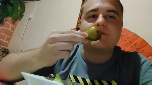 Человек впервые пробует прущий инжир)))) Смотреть всем!)))) смотреть онлайн