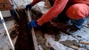 установка маяков для стяжки, полусухим методом