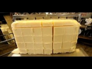 Видео работы машины для струнной резки монолита сливочного масла
