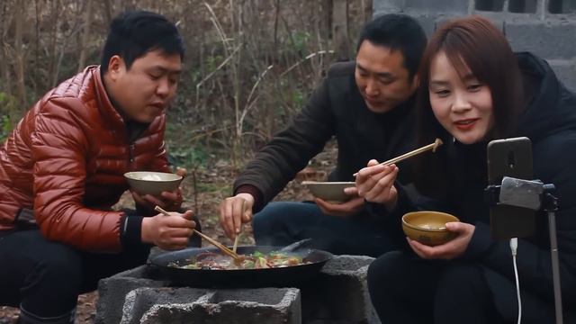 20斤鴕鳥，二弟做“烤鴕鳥肉”，烤3小時香辣入味大口啃過癮｜Mukbang【鐵鍋視頻】 смотреть онлайн