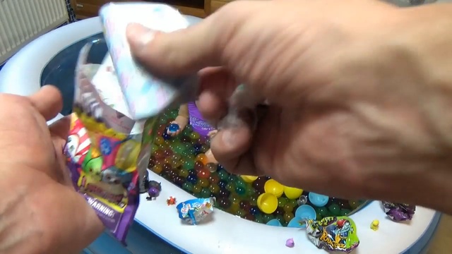 Орбиз бассейн с гигантскими шариками сюрпризы игрушки и лизуны Giant ORBEEZ pool смотреть онлайн