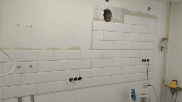 Укладка плитки Кабанчик. Фартук из малоформатной плитки с фаской. Ремонт квартир в Орле. смотреть онлайн