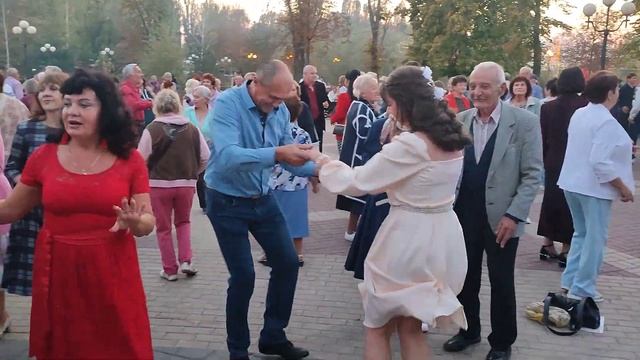 Танцы в парке Победы 17.09.23. смотреть онлайн