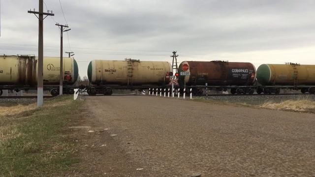 Тепловоз 2ТЭ25КМ-0389 с грузовым поездом и приветливой бригадой. смотреть онлайн