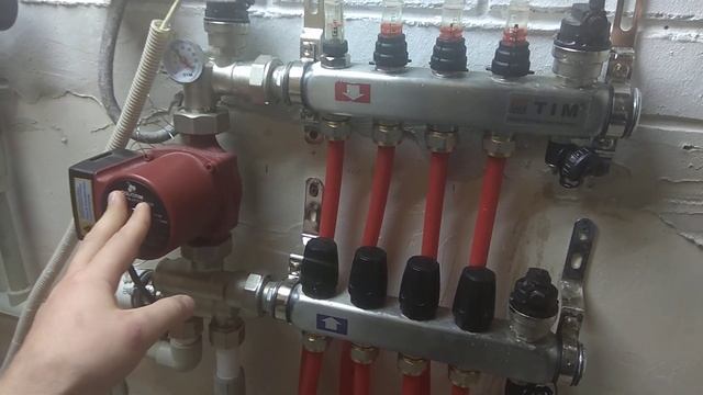 КАК ЗАПУСТИТЬ ТЕПЛЫЙ ВОДЯНОЙ ПОЛ. КАК ОТКРЫТЬ ОТРЕГУЛИРОВАТЬ РАСХОДОМЕРЫ НА КОЛЛЕКТОРЕ ТЕПЛОГО ПОЛА смотреть онлайн