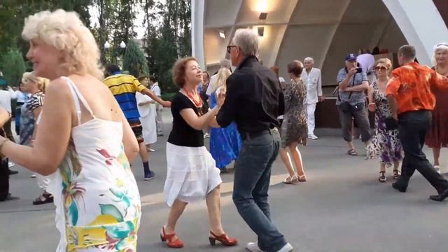 А МНЕ БЫ, А МНЕ БЫ! СЧАСТЛИВЫЕ МОМЕНТЫ ИЗ ПАРКА ГОРЬКОГО ХАРЬКОВ ТАНЦЫ смотреть онлайн