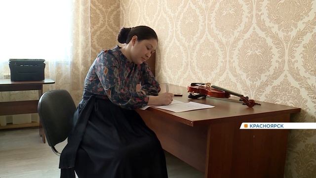 В Красноярске многодетная семья с 9-ю детьми переехала из крохотной комнаты в большой дом смотреть онлайн