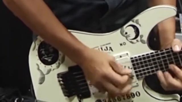 LARS ULRICH NAILING DRUM SOLO DURING PRACTICE AND JAMES HETFIELD HAVING FUN - RARE METALLICA VIDEO смотреть онлайн
