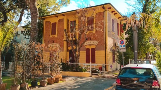 Прекрасное утро в Риччоне. Центральная улица, кафе, витрины. Риччоне прогулка по городу ИТАЛИЯ 96 смотреть онлайн