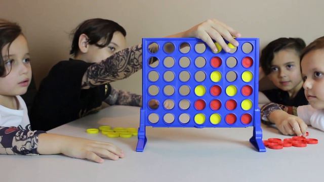 Connect Four Family Game Challenge - THE NOVOA FAMILY смотреть онлайн