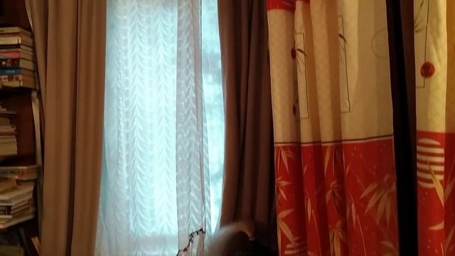 Горит огонь в камине в доме.. Смысл общения с живым огнем. Уют, счастье и огонь для любимых друзей. смотреть онлайн